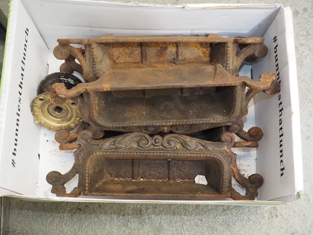 box; Victorian cast iron collection tray, door handle Image 1++
