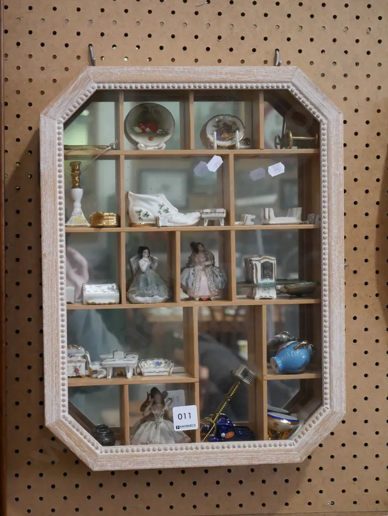 wall mounted mirror back display box and contents Image 1++