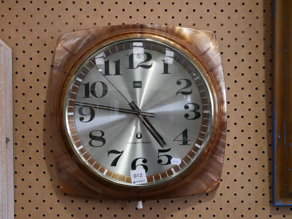 retro wall mounted battery clock Image 1++
