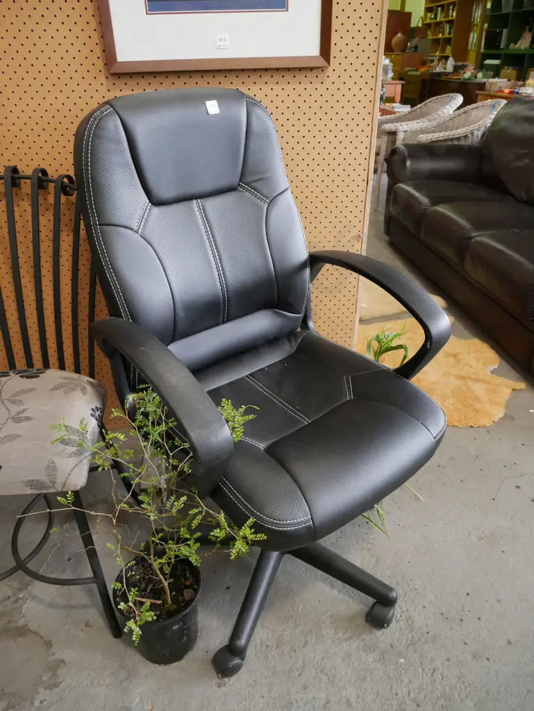 black vinyl office chair Image 1++