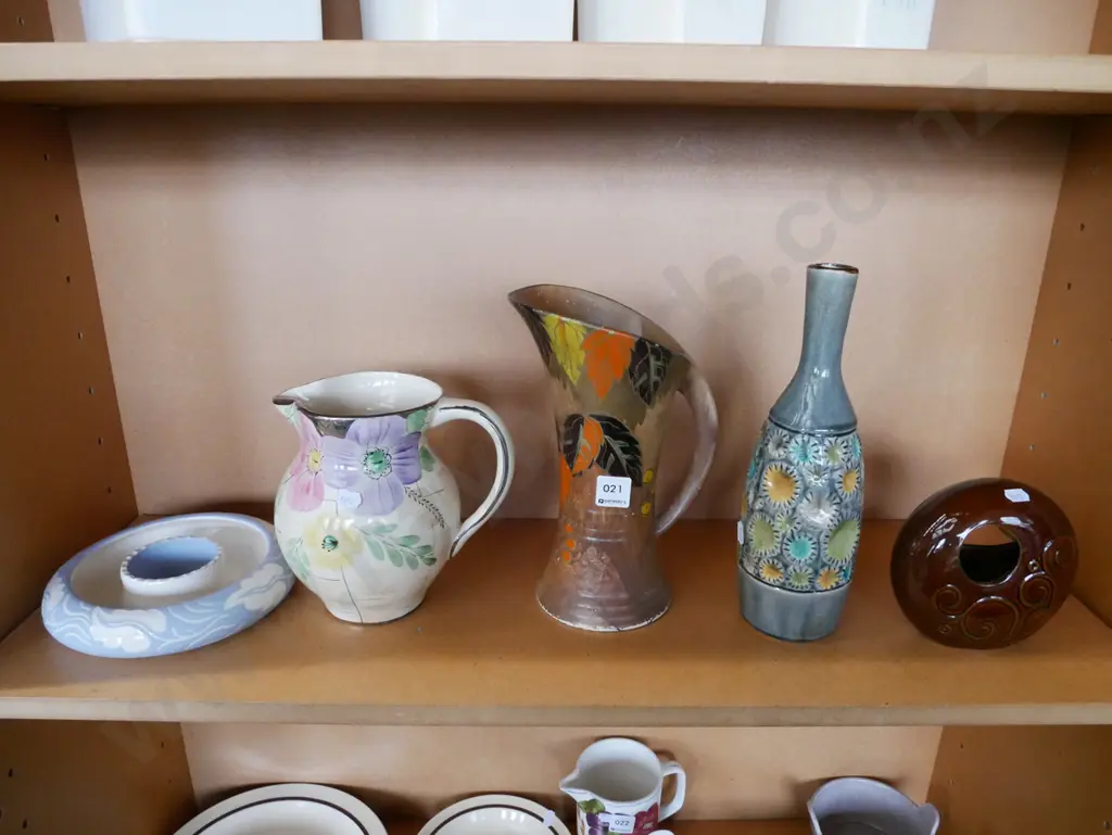 shelf; jugs and vases Image 1++