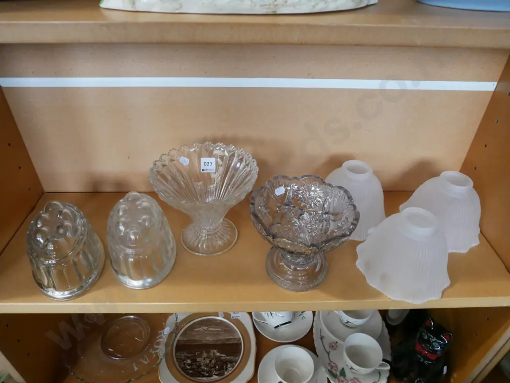 2x cut glass comports, 2 jelly moulds, 3x white glass light shades Image 1++