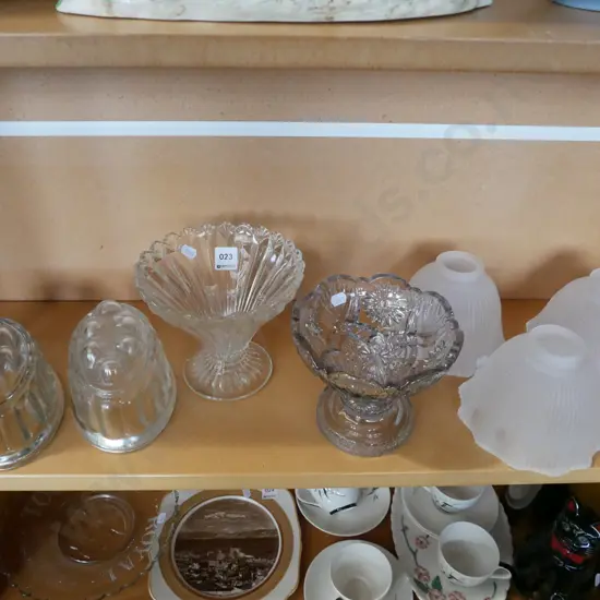 2x cut glass comports, 2 jelly moulds, 3x white glass light shades