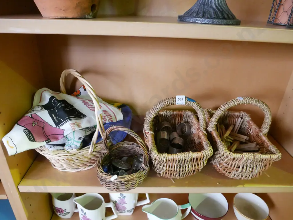 shelf; baskets, napkin rings, pegs, polished stones etc Image 1++