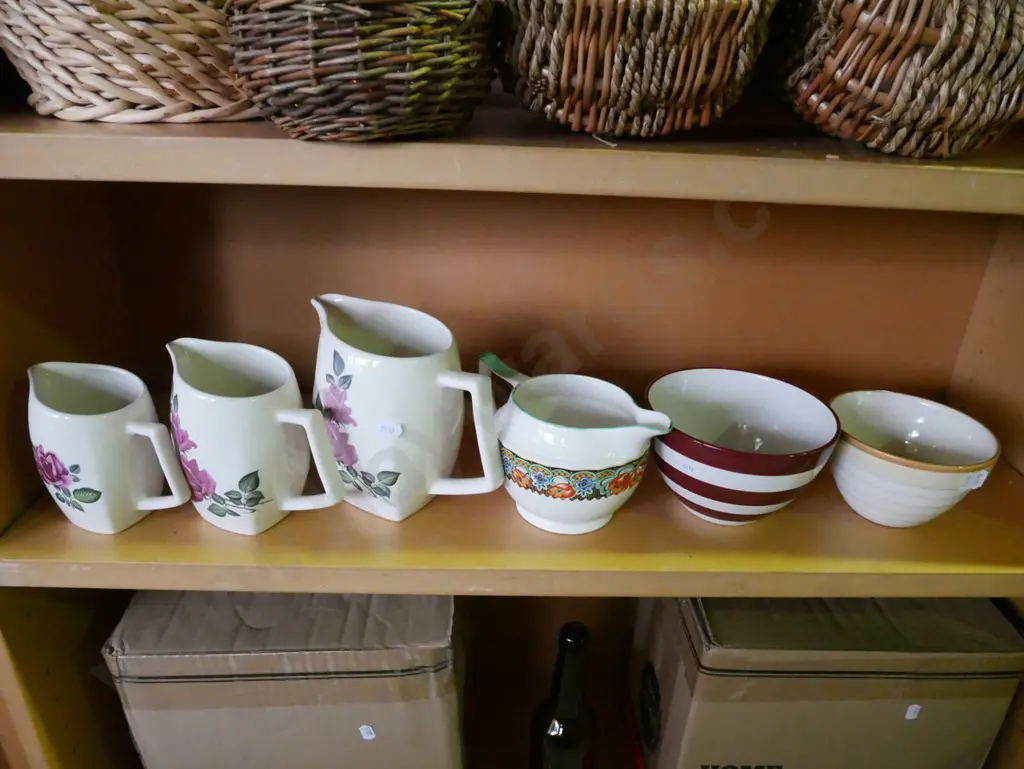 shelf; 4x jugs, 2x small mixing bowls Image 1++