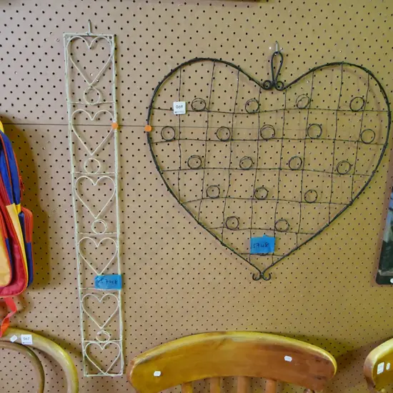 2x metal wall mounted jewellery storage uit