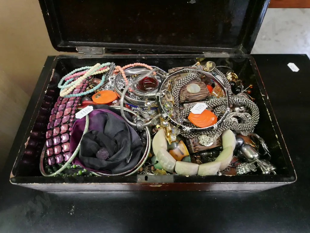 lacquer Asian jewellery box and costume jewellery Image 1++
