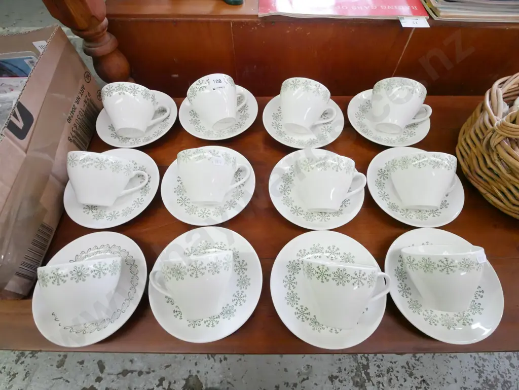 12x Kelston pottery snowflake cups and saucers Image 1++