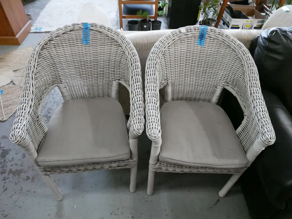 2x woven cane patio chairs Image 1++