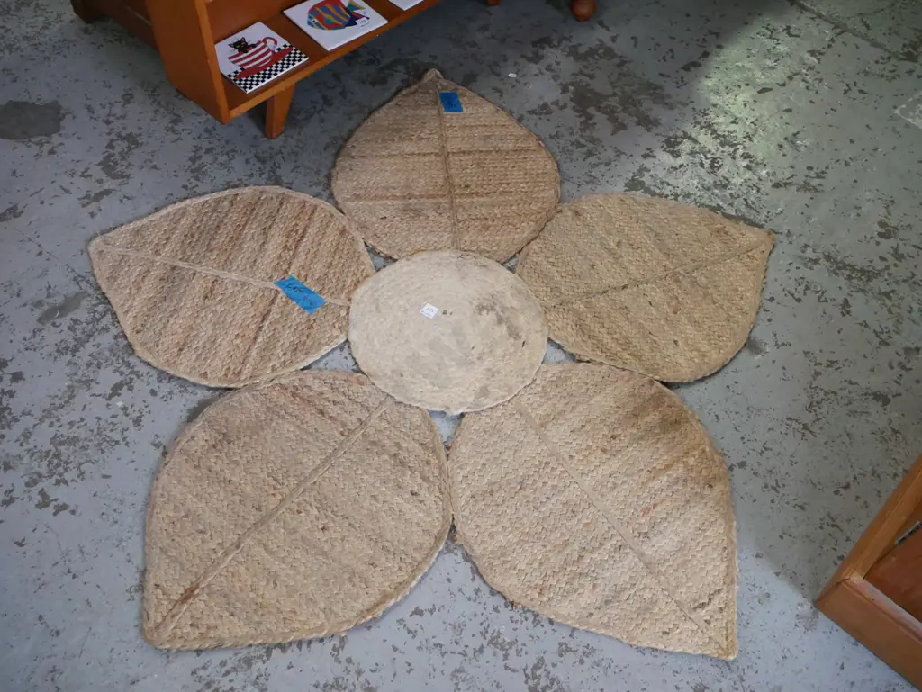 floral designed woven seagrass floor mat Diam-1350 Image 1++