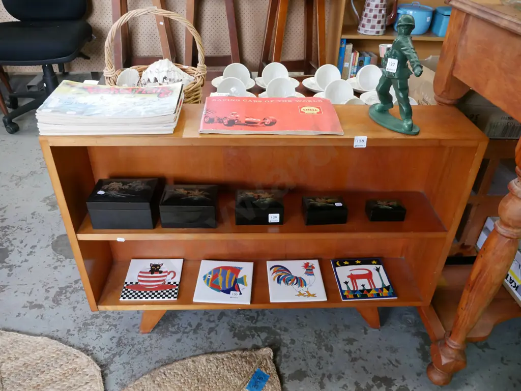 small rimu bookcase H-630 W-915 D-175 Image 1++