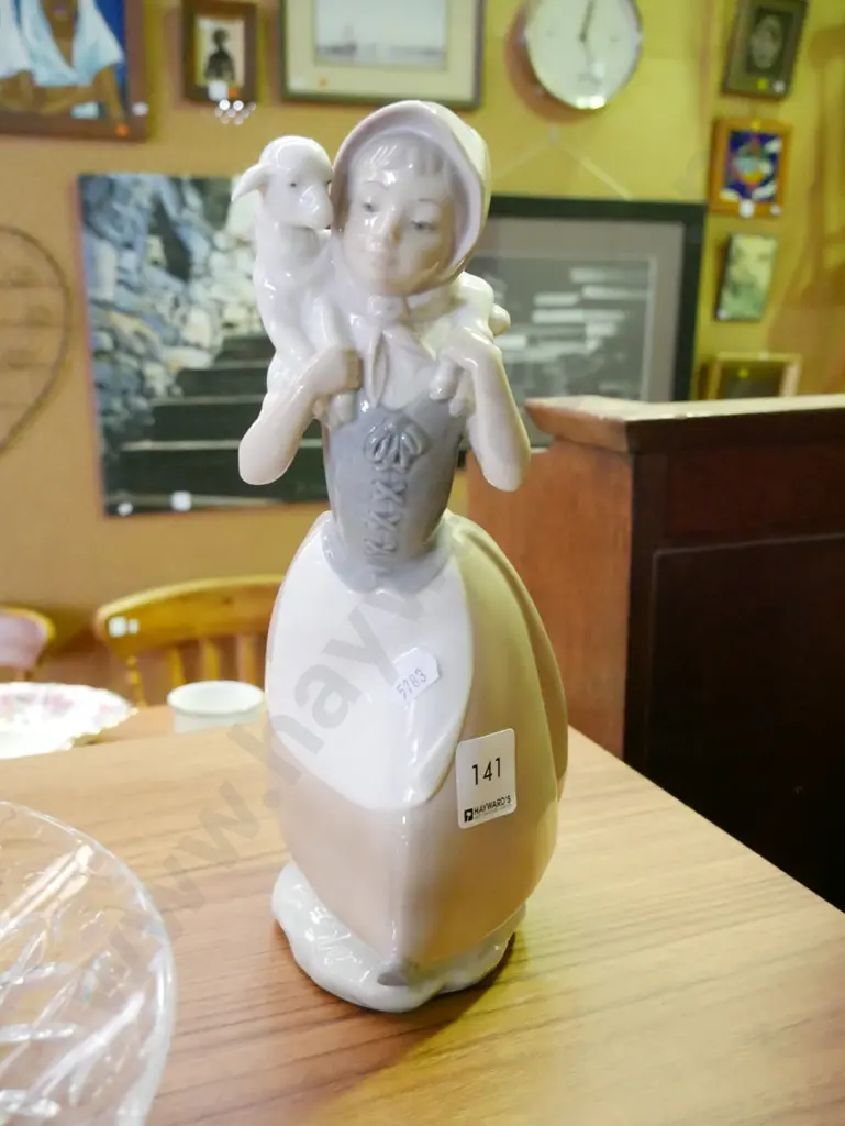 Nao figurine - girl and lamb H-250 Image 1++