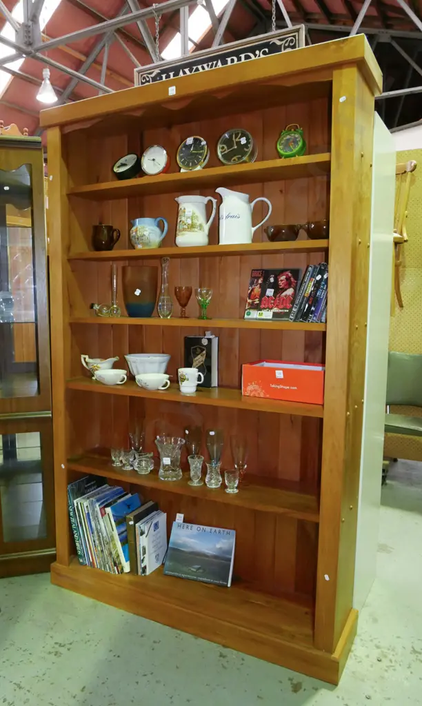 solid rimu bookcase H-1920 W-1210 D-300 Image 1++