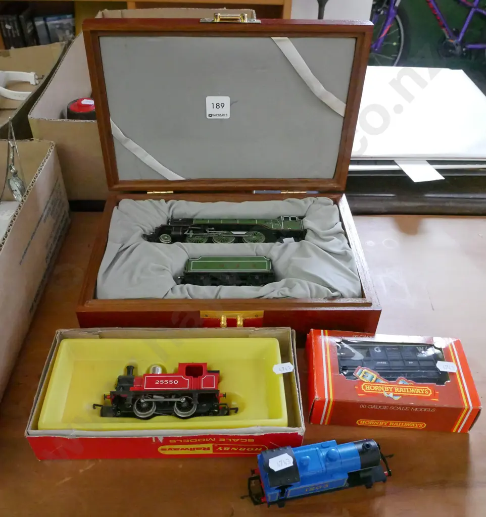 Bachmann 00 gauge locomotive, 00 gauge ltd edition Green Arrow in wooden box, 2 other locomotives and a wagon Image 1++