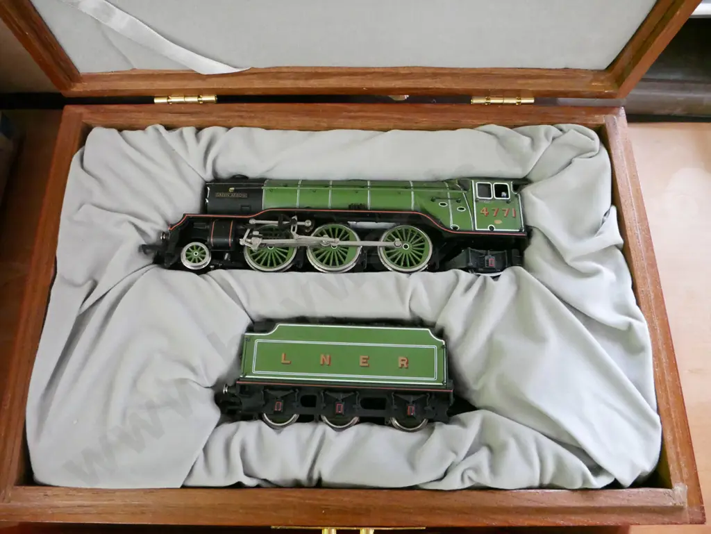 Bachmann 00 gauge locomotive, 00 gauge ltd edition Green Arrow in wooden box, 2 other locomotives and a wagon Image 1++