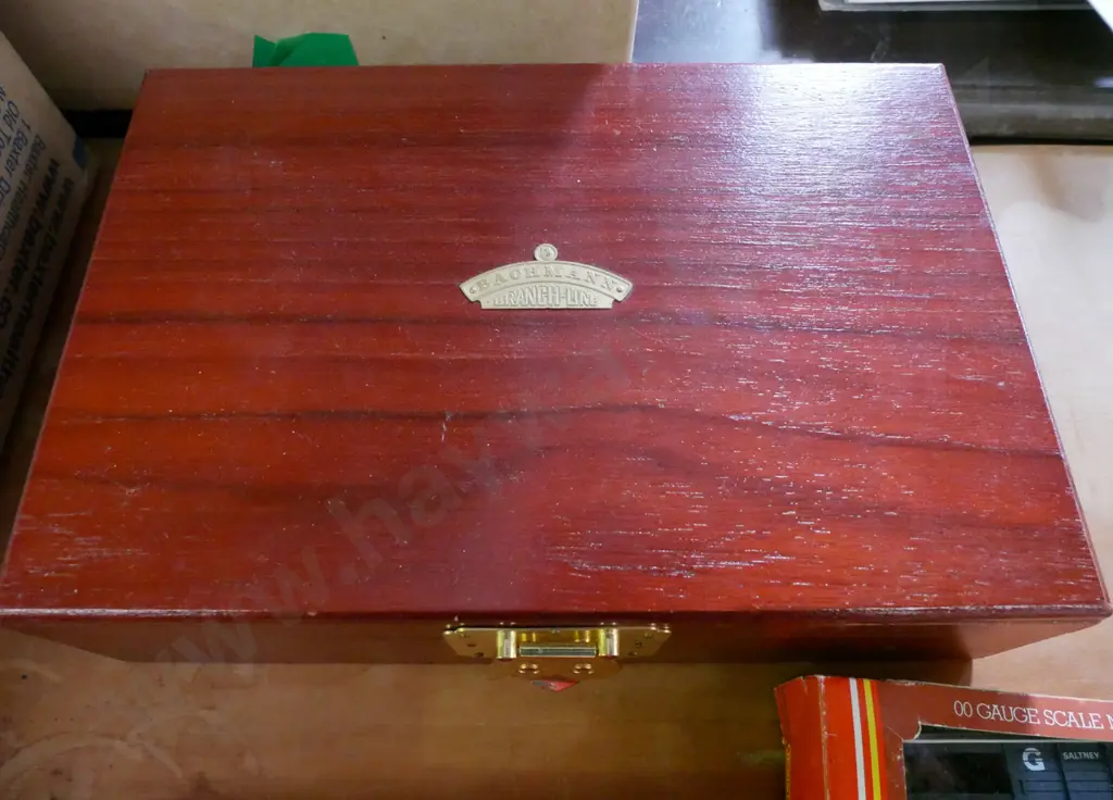 Bachmann 00 gauge locomotive, 00 gauge ltd edition Green Arrow in wooden box, 2 other locomotives and a wagon Image 1++