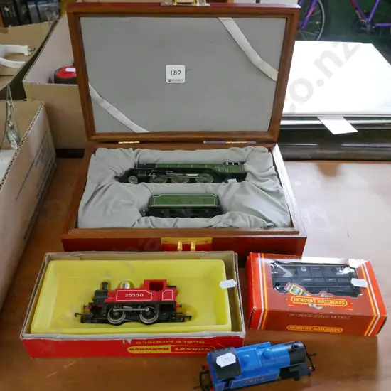 Bachmann 00 gauge locomotive, 00 gauge ltd edition Green Arrow in wooden box, 2 other locomotives and a wagon