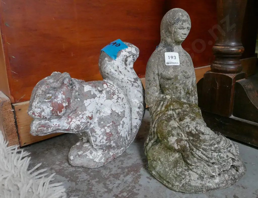 garden ornaments - seated women, squirrel H-280 Image 1++