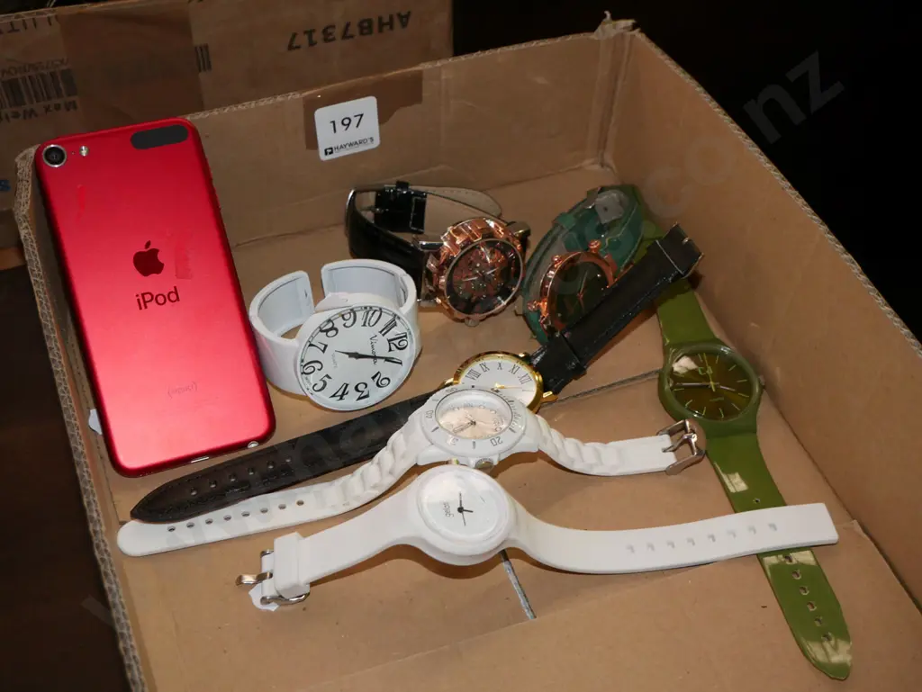 box; 7 wristwatch, apple i-pod Image 1++