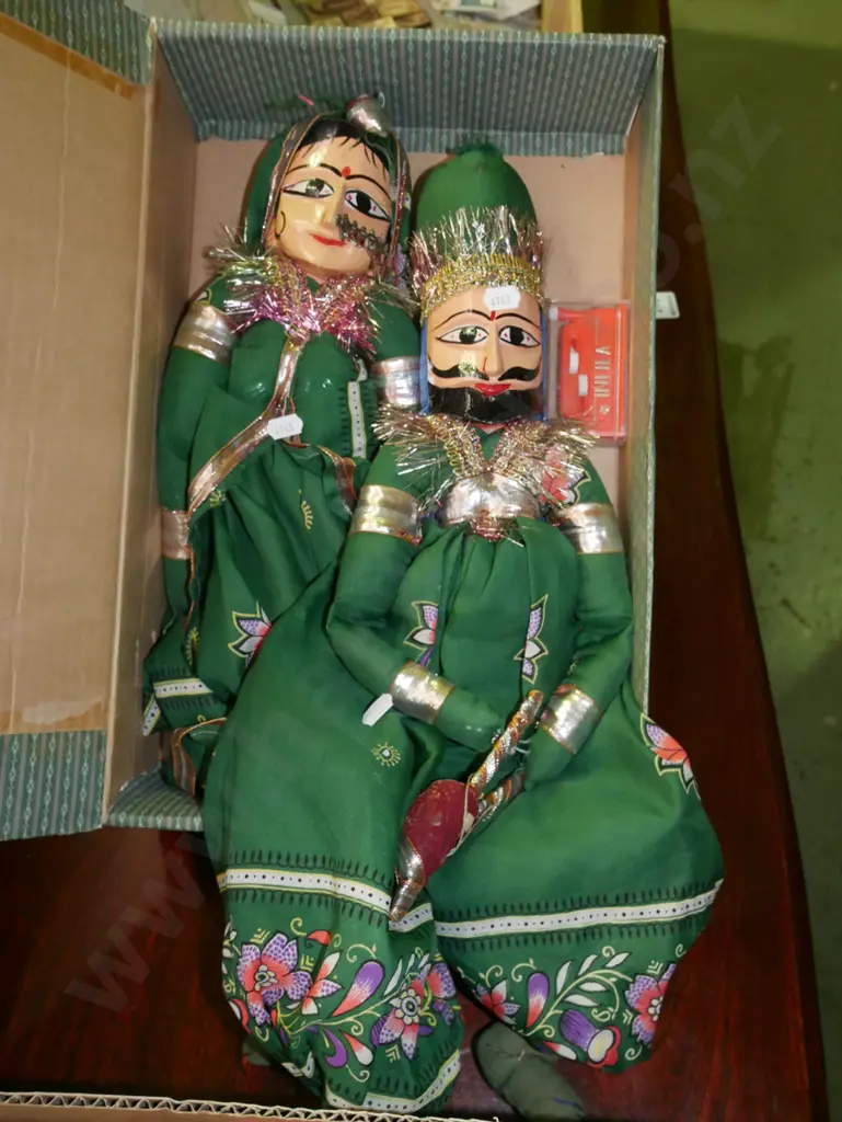 box; 2x marionettes Image 1++