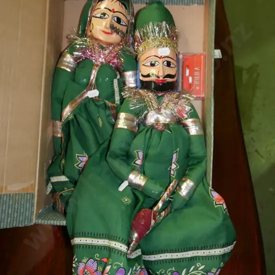 box; 2x marionettes