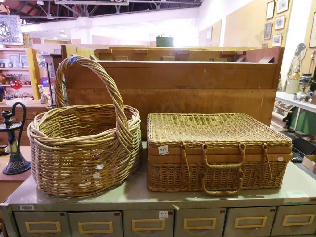 cane picnic hamper, basket Image 1++