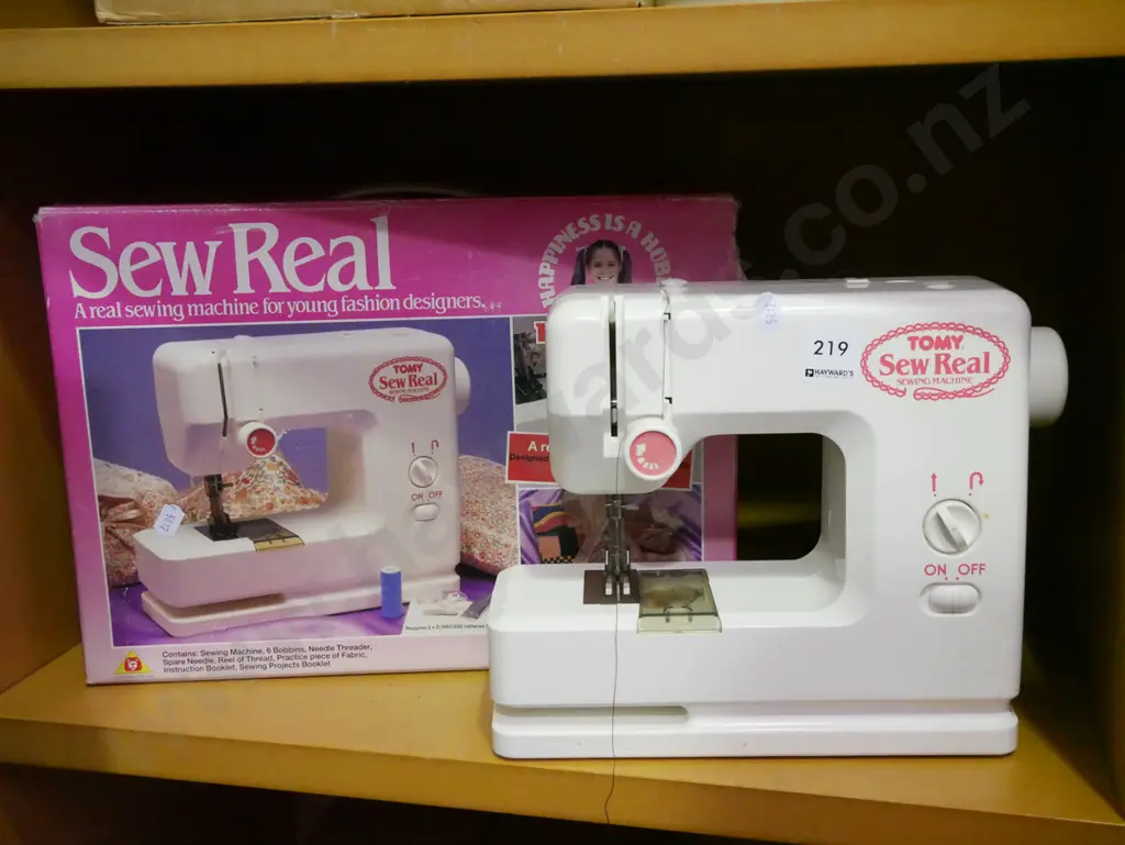 Tomi Sewreal child's sewing machine Image 1++