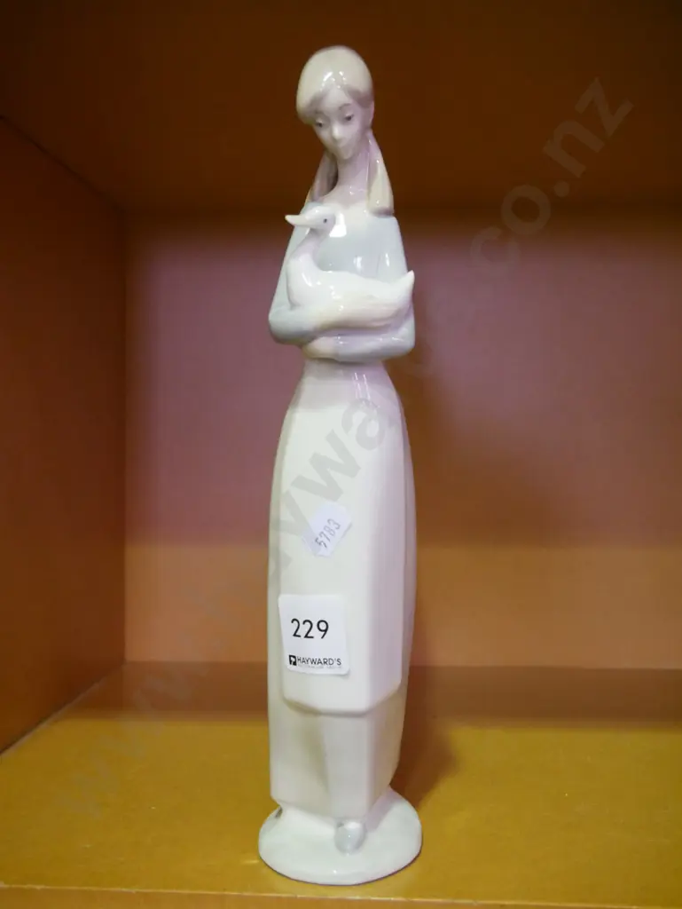 Nao figurine- girl and goose H-260 Image 1++