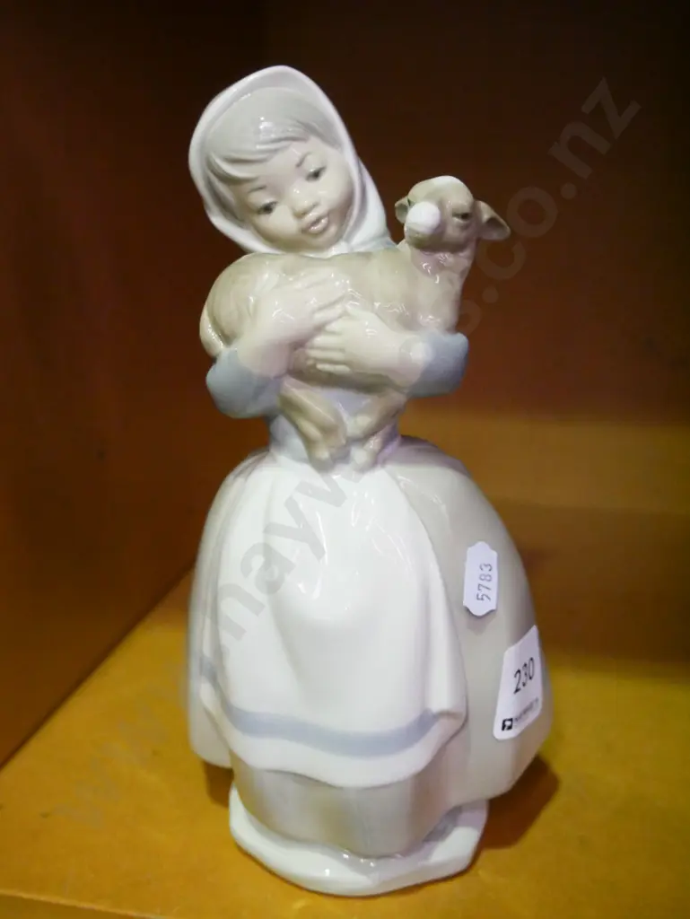 Nao figurine - girl and lamb H-200 Image 1++