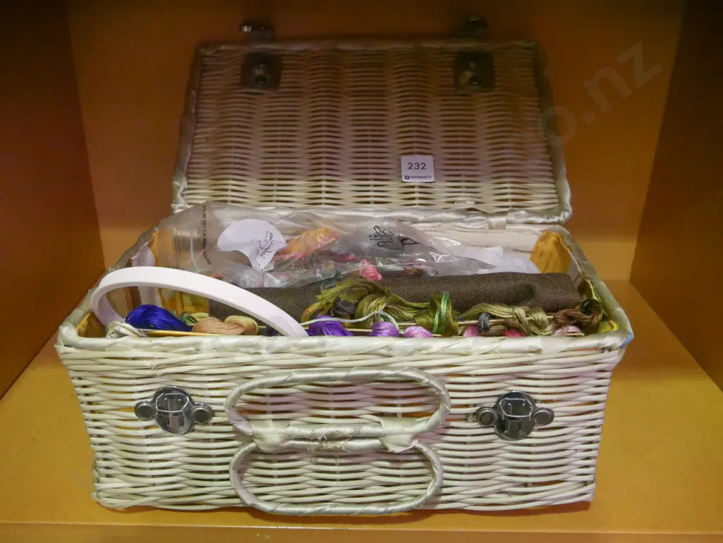 sewing box; embroidery threads Image 1++