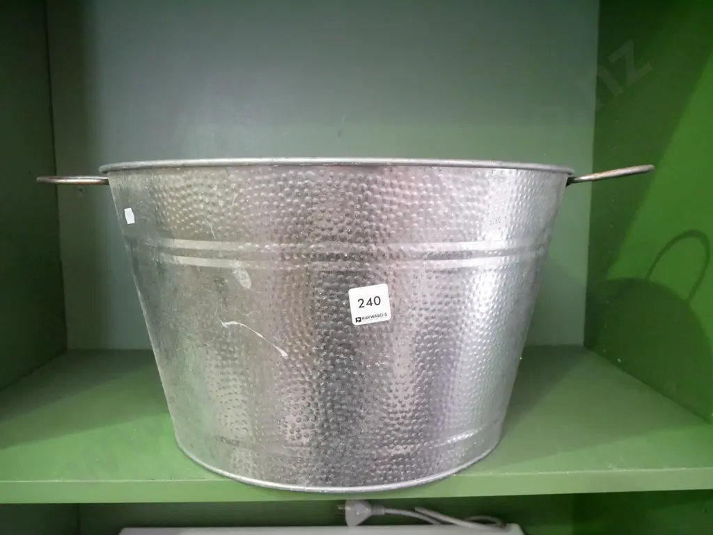 tin drinks bucket Image 1++