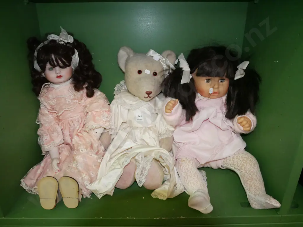 display doll, child's doll, teddy bear Image 1++