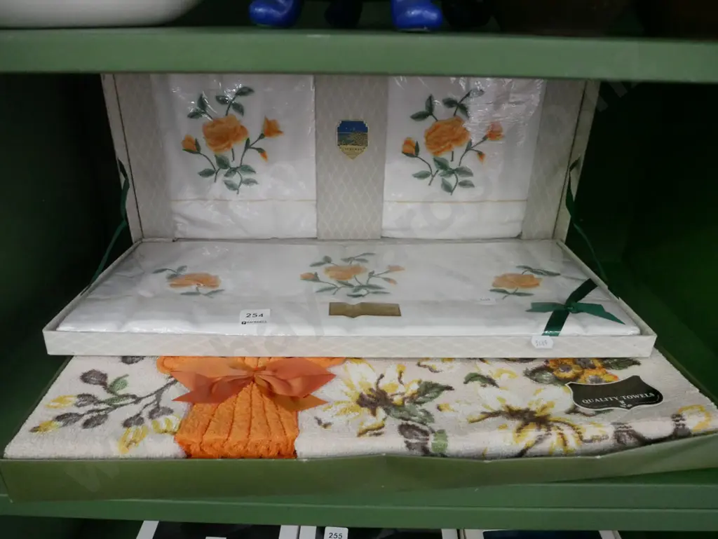 as-new boxed towels, Irish yellow rose linen Image 1++
