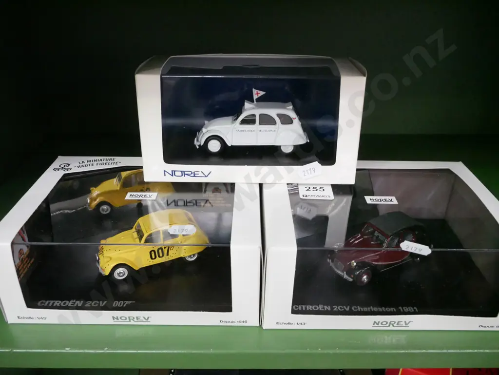 3x boxed model vehicles Image 1++