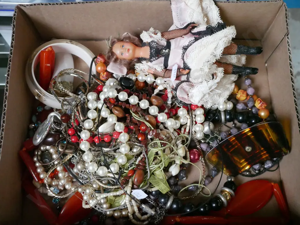 box of costume jewellery Image 1++