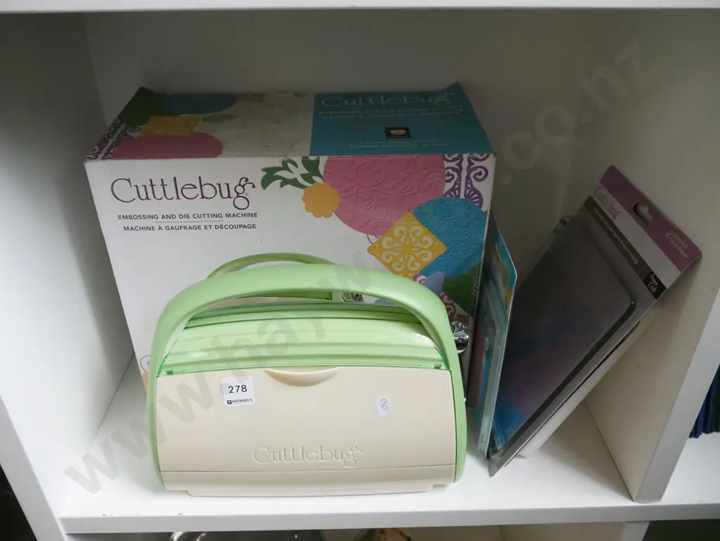 crafters Cuttlebug and replacement cutting pads Image 1++