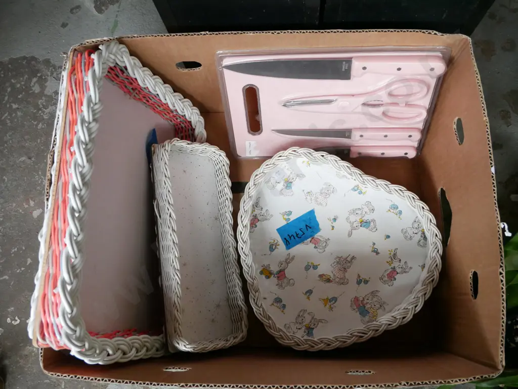 box; trays, knives, scissors Image 1++