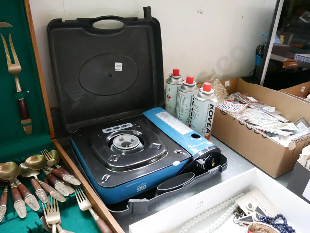 Kiwi camp stove and 3 gas bottles Image 1++