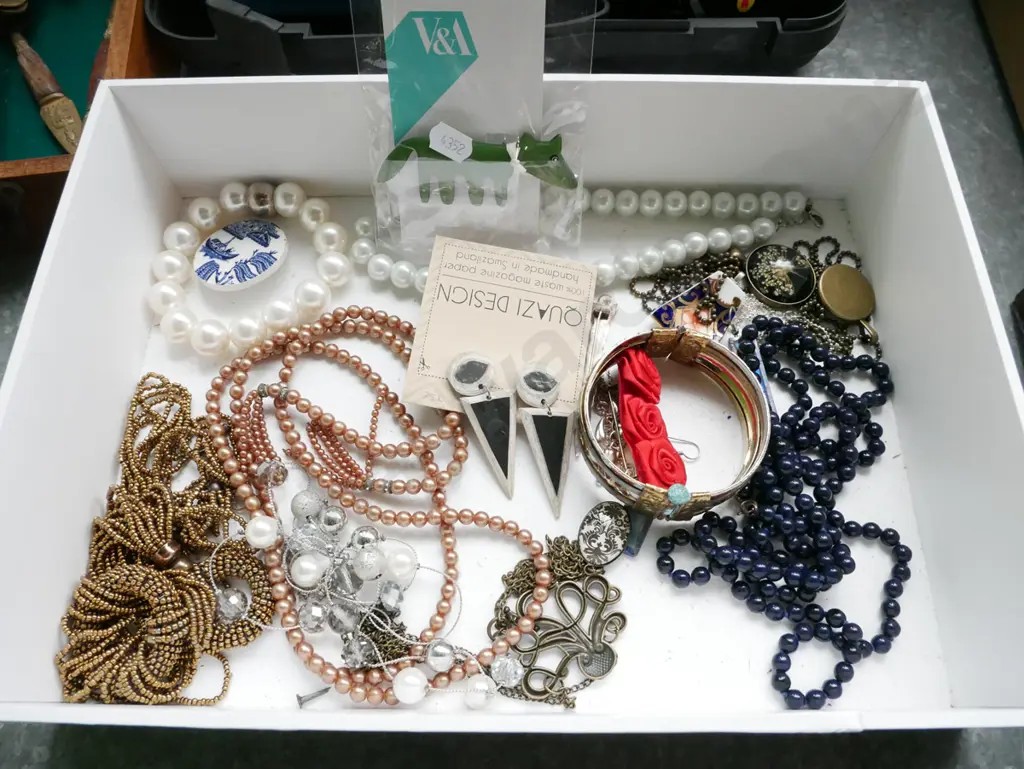 box; costume jewellery Image 1++