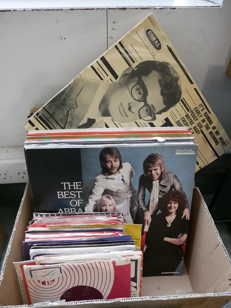 box of 45s, LPs Image 1++