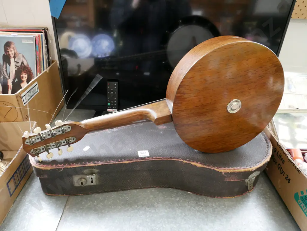 vintage banjo-mandolin in case Image 1++