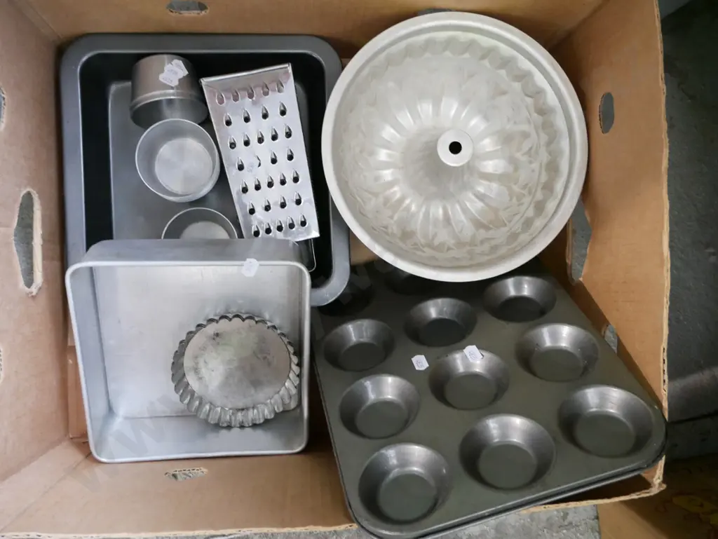 box; baking dishes, muffin trays etc Image 1++