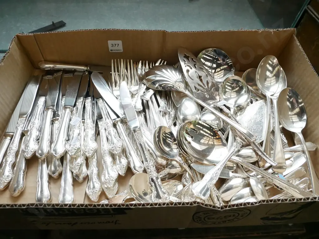 box of plated cutlery Image 1++