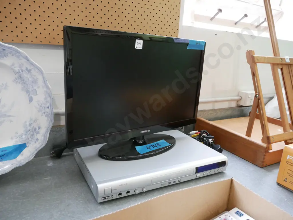 Samsung 20" TV with Mizuda DVD player Image 1++