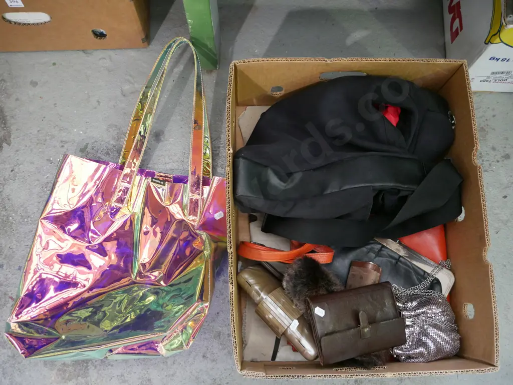 box; hand bags, wallets, purses etc Image 1++