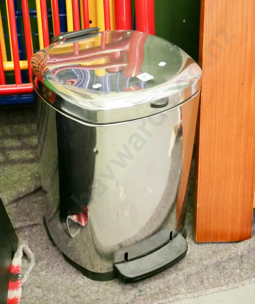 chrome flip top rubbish bin Image 1++