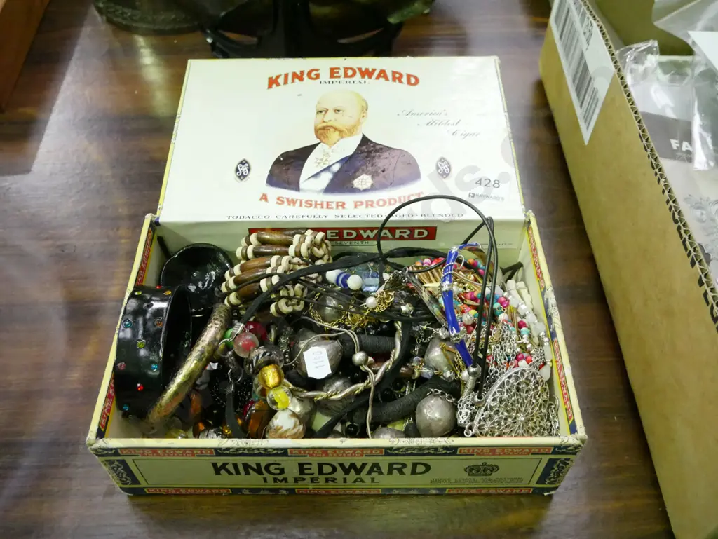 cigar box of costume jewellery Image 1++