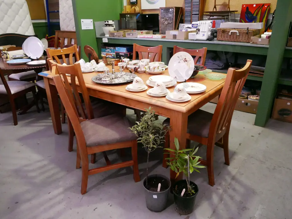 solid pine dining table with 6 matching chairs - very good condition Image 1++