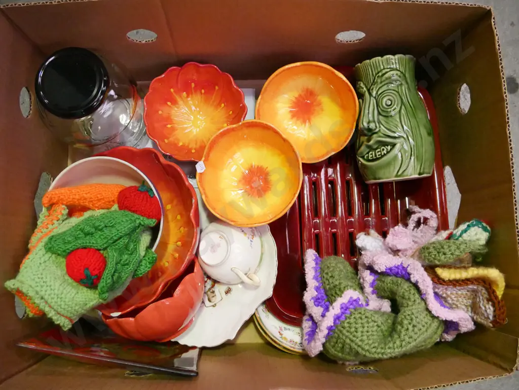 box; tea cosies, baking dishes, bowls etc Image 1++