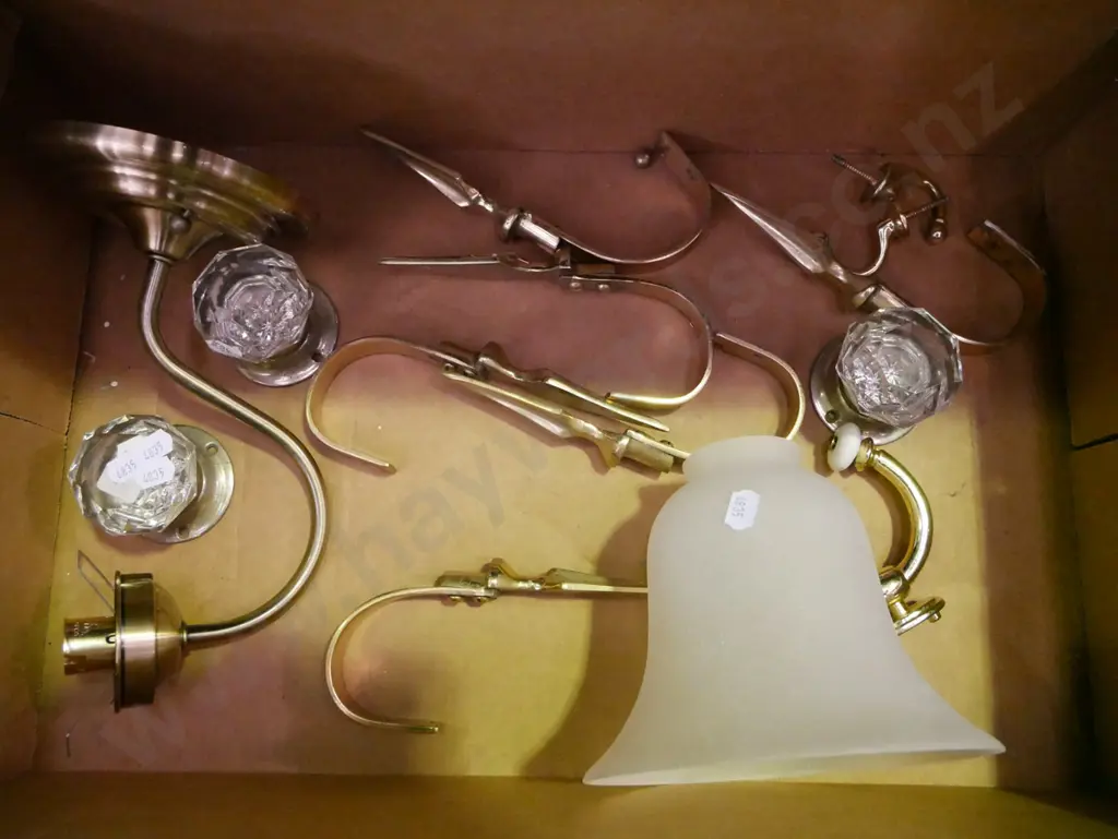 box; cut glass door handles, curtain hooks, light fitting Image 1++